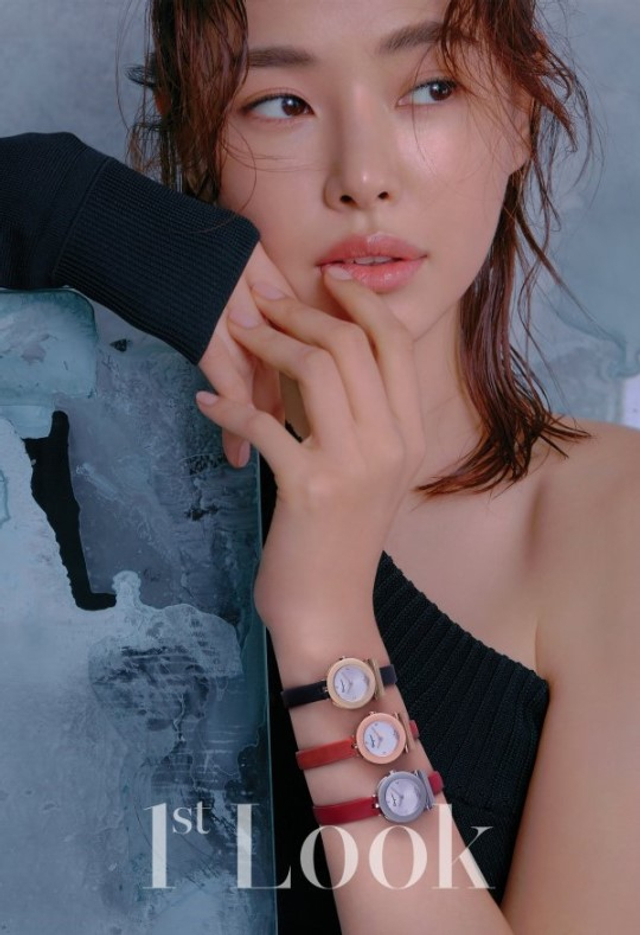 韩女星李荷妮登时尚杂志 手腕戴三块手表