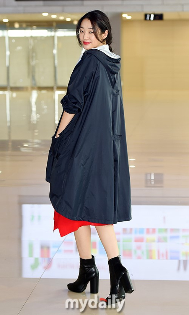 韩星stephanie lee现身机场 飞往济州岛红裙惹眼_新浪图片