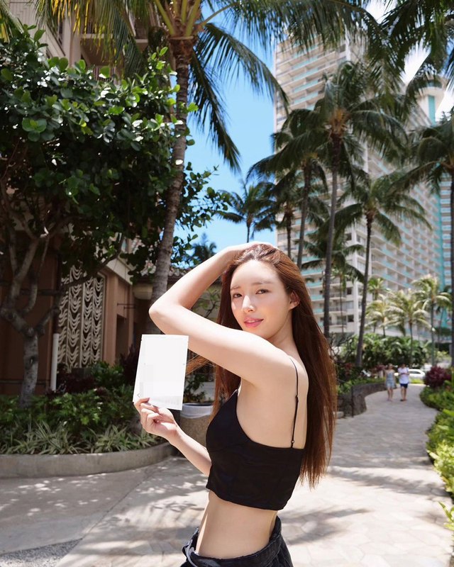 韩嫩模刘承玉户外享日光浴 穿吊带小背心秀事业线