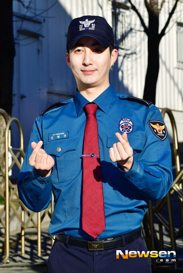 ss501金亨俊正式退伍 穿制服敬礼干练飒爽
