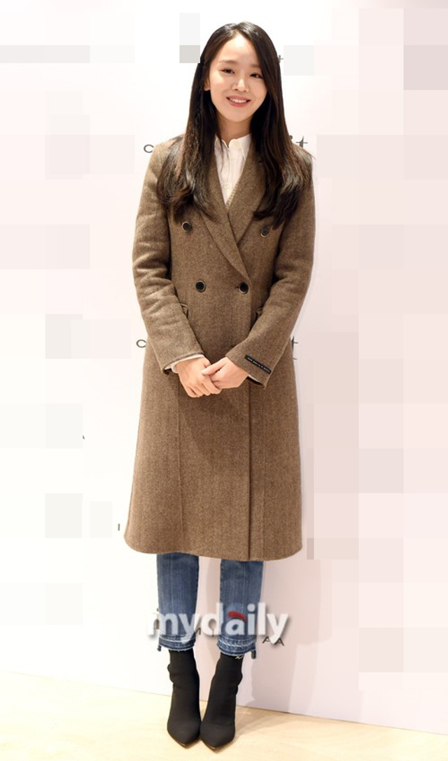 韩女星申惠善出席活动 造型素雅浅笑温柔