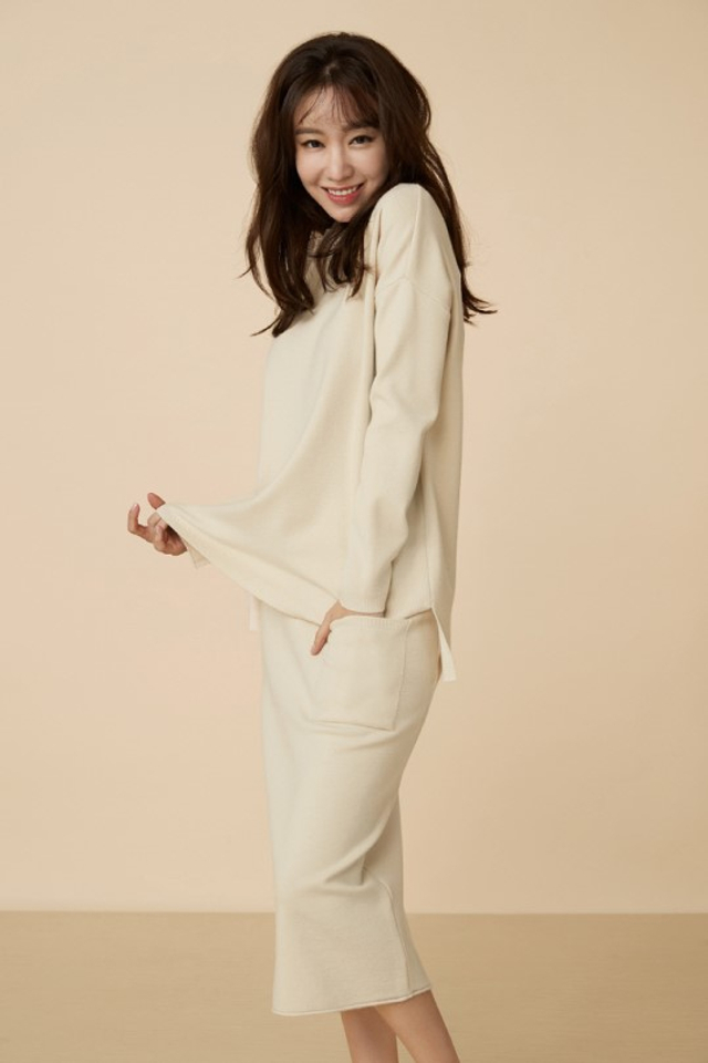 韩女星金雅中拍春季宣传写真 造型素雅气质知性_新浪图片