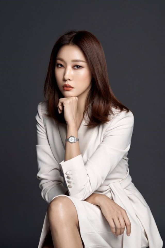 38岁超模韩惠珍拍时尚写真 气场全开魅力足