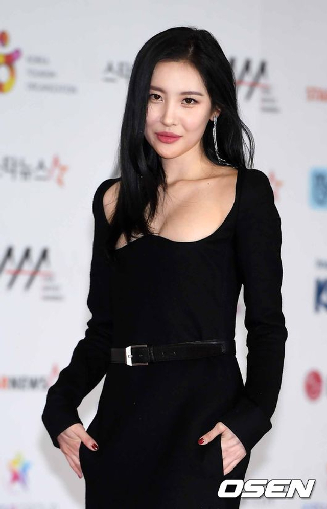 宣美亮相红毯大尺度秀酥胸 侧面丰满抢镜