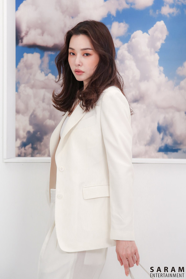 韩星李哈妮展百变性感魅力 吃蛋糕表情魅惑_新浪图片