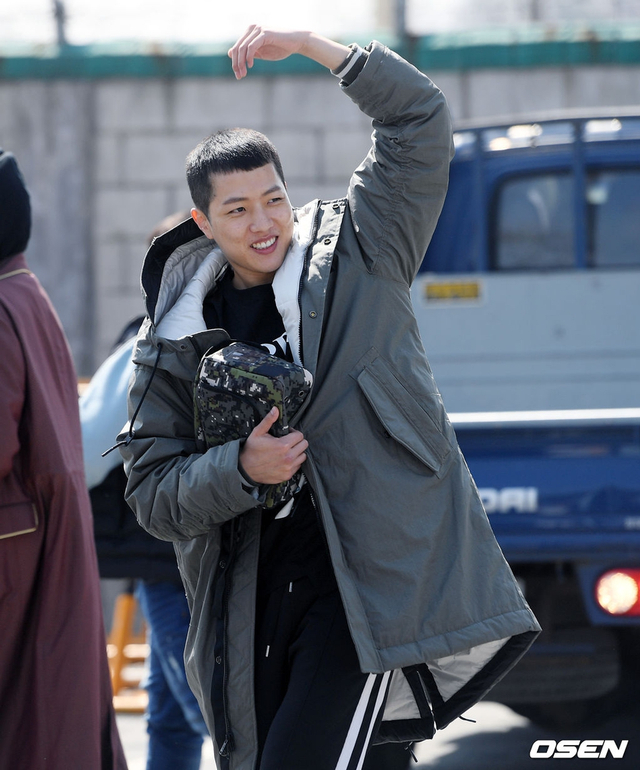 infinite李成烈入伍服兵役 组合成员为他送行