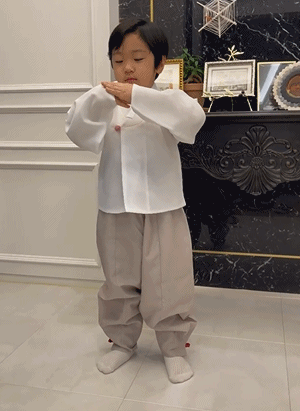 蔡琳高梓淇儿子穿韩服过中秋 对镜头跪拜行大礼