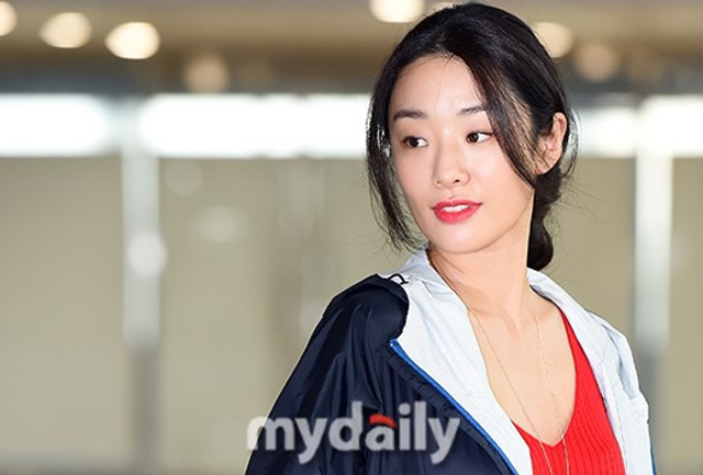 韩星stephanie lee现身机场 飞往济州岛红裙惹眼_新浪图片