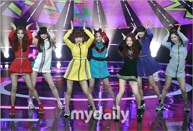 韩女歌手miso染金发扎双马尾 腰长腿短比例不佳