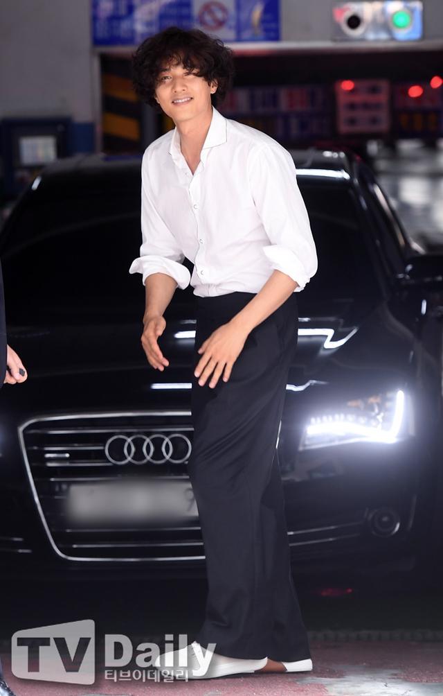 7月3日,韩国演员元彬低调出席某品牌活动,身穿白衬衫顶鸟窝头发型亮相