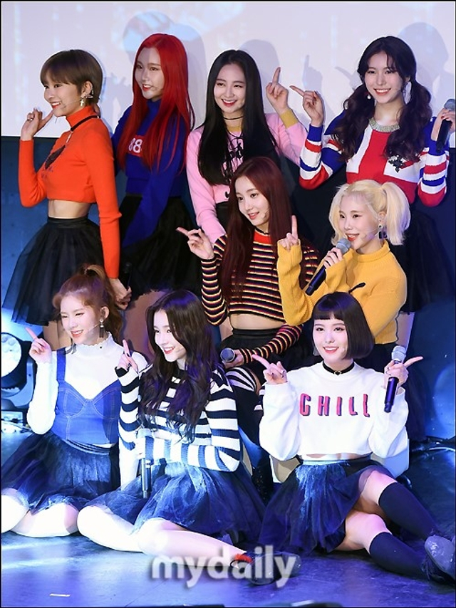 的showcase,yeonwoo,nancy等组合成员一起出席了活动.