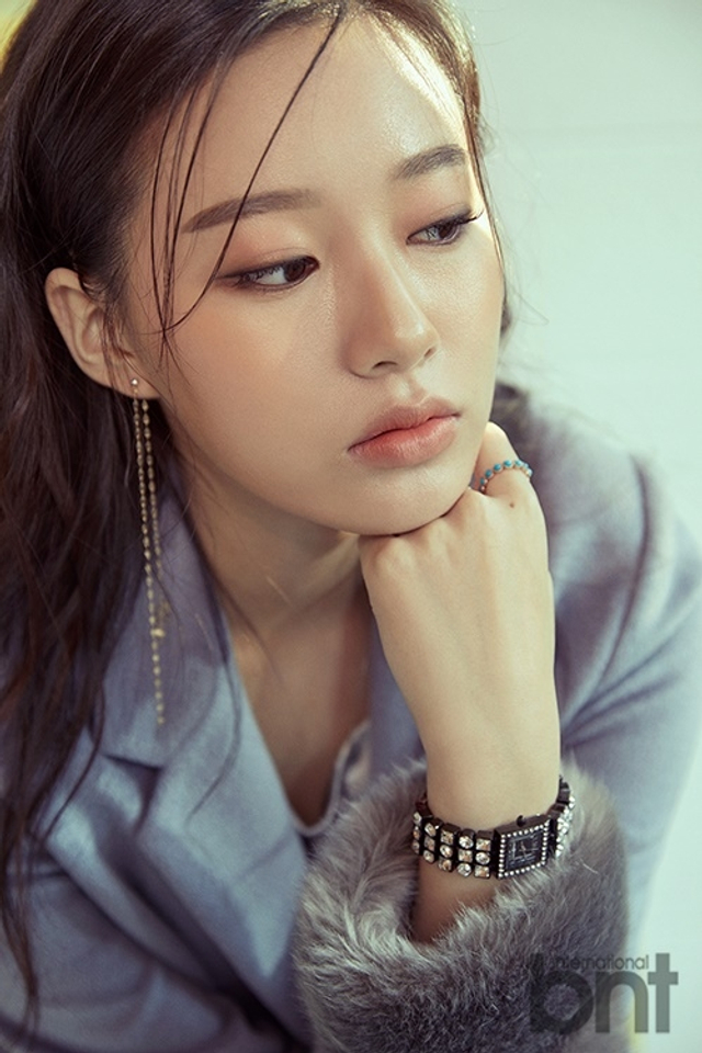 韩星朴宥娜拍写真 自如姿态演绎反转魅力