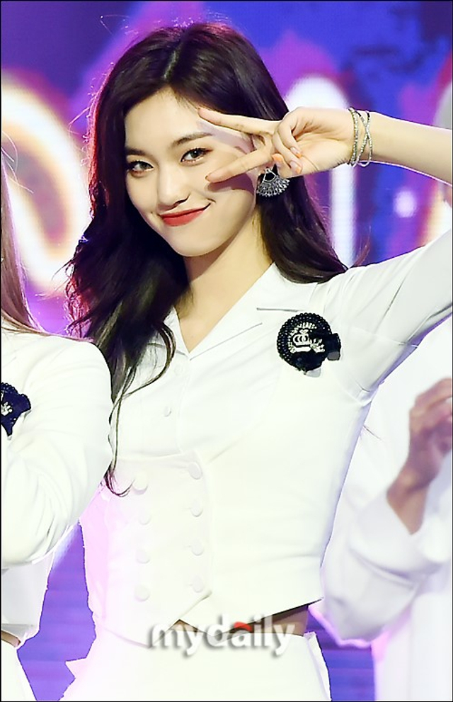 韩女团wekimeki穿白裙热舞