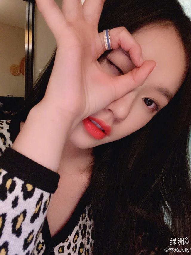 林允绿洲分享豹纹针织衫五连拍 嘟红嘴wink眼神温柔