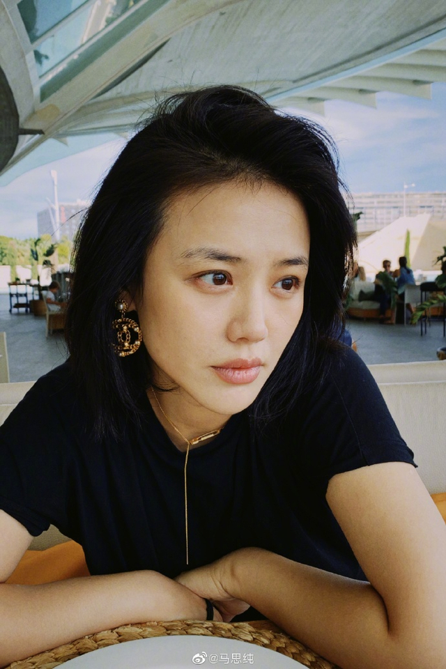 6/7新浪娱乐讯 9月22日,马思纯在微博晒出近照,并配文:"in mums eyes