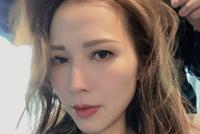 蔡少芬做造型晒全妆自拍 头发蓬松大波浪成熟妩媚