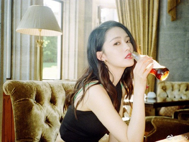 李沁穿无袖紧身背心秀美臂 俏皮咬可乐瓶清新不失妩媚_新浪图片