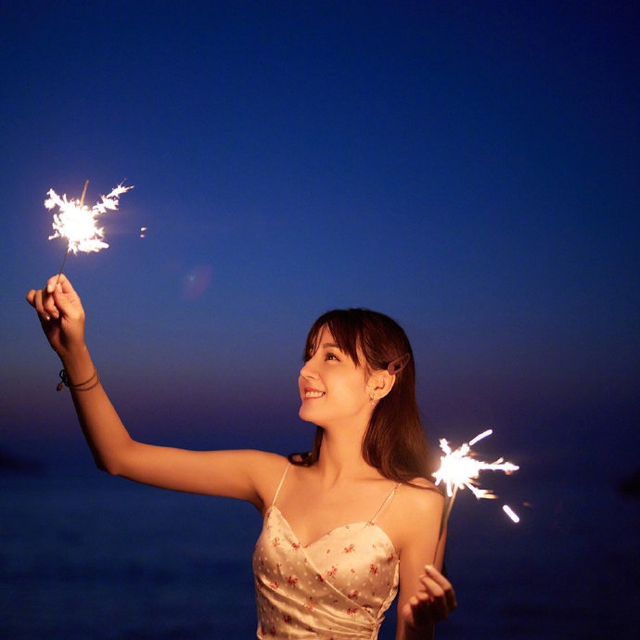 迪丽热巴绿洲大玩烟花棒似仙女 吊带裙衬姣好身材露甜笑_新浪图片