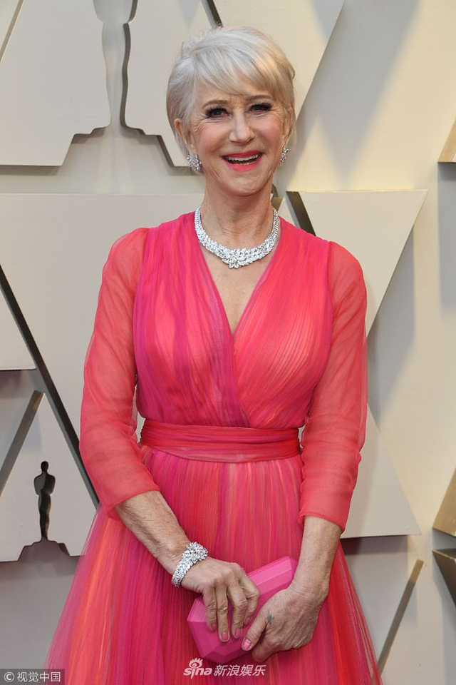 海伦·米伦亮相奥斯卡红毯 穿v领玫红纱裙仙气十足