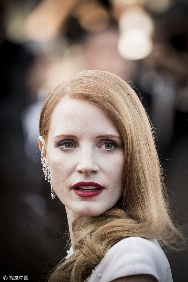 克鲁格获戛纳影后狂吻导演 影帝菲尼克斯携鲁妮玛拉撒狗粮