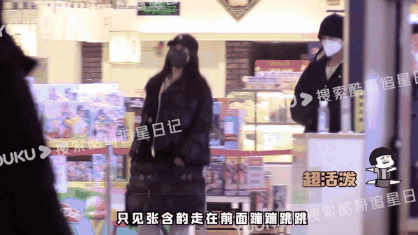 张含韵佟梦实出门逛超市 结束购物后牵手一同回家