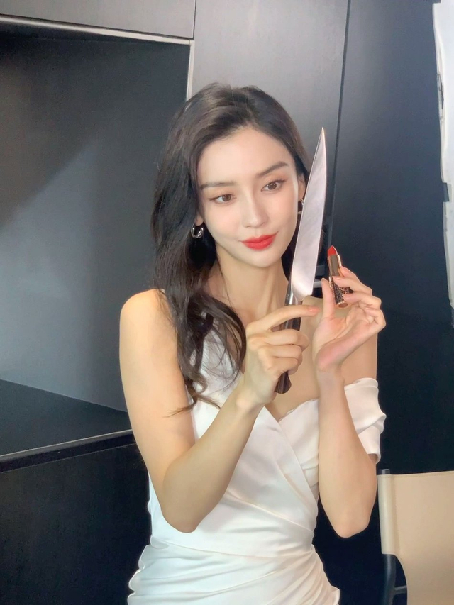 杨颖手拿厨具品美食 身姿曲线优雅美的直戳人心_新浪图片