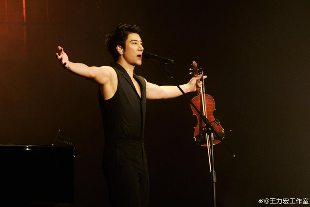 王力宏台北演唱会情绪激动双膝跪地哽咽到说不出话_新浪图片