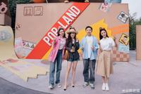 佟丽娅董璇霍思燕逛游乐园 贴贴自拍笑容甜似少女
