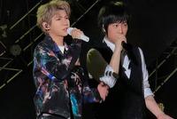 王源现身五月天演唱会帮唱 约定王源鸟巢开演唱会相聚