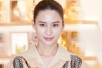 何超莲出席活动被问结婚传闻 简单回应:有好消息会公布