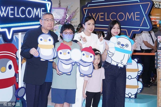 刘銮雄甘比一家五口首度公开亮相 面露灿烂笑容俏皮比耶_新浪图片