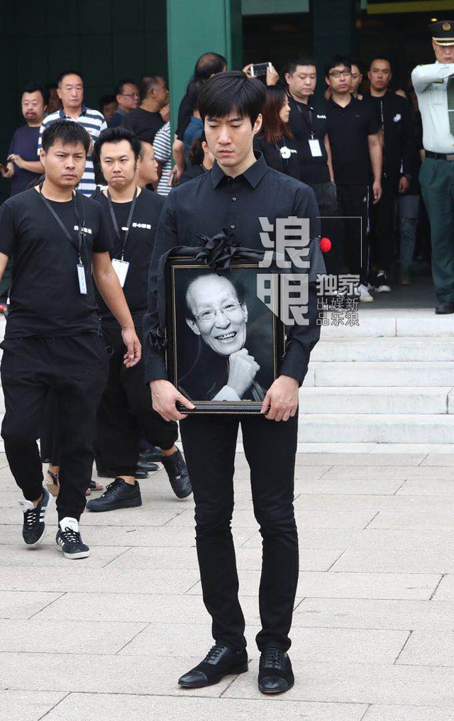 常宝华追悼会举行 孙子常远艺人侯耀华蔡明郭达等现身