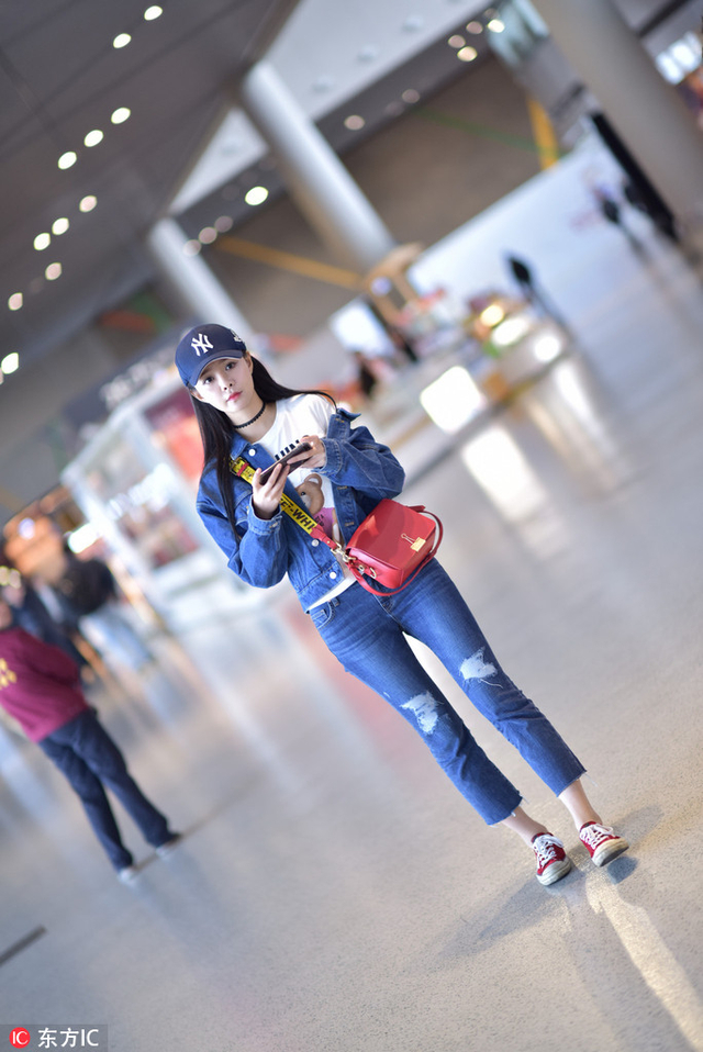 3月1日,沈梦辰现身上海机场,白t配牛仔帅气不羁,红色挎包 绑带平底鞋