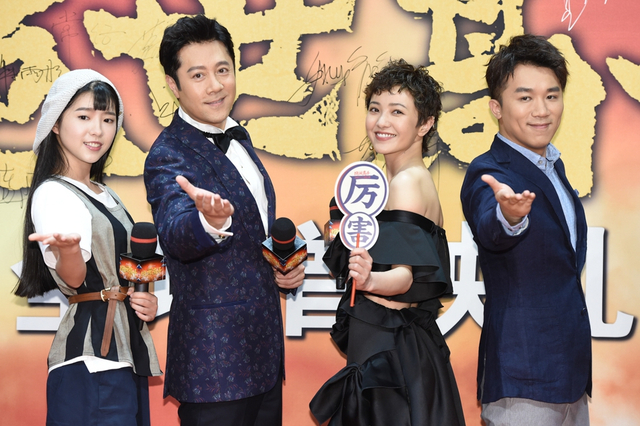 组图：郭采洁黑裙秀香肩性感十足 与蔡国庆热聊