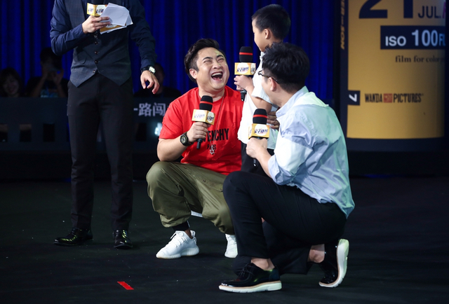 组图：柳岩称演洗脚妹也会用心 张天爱透视装秀性感