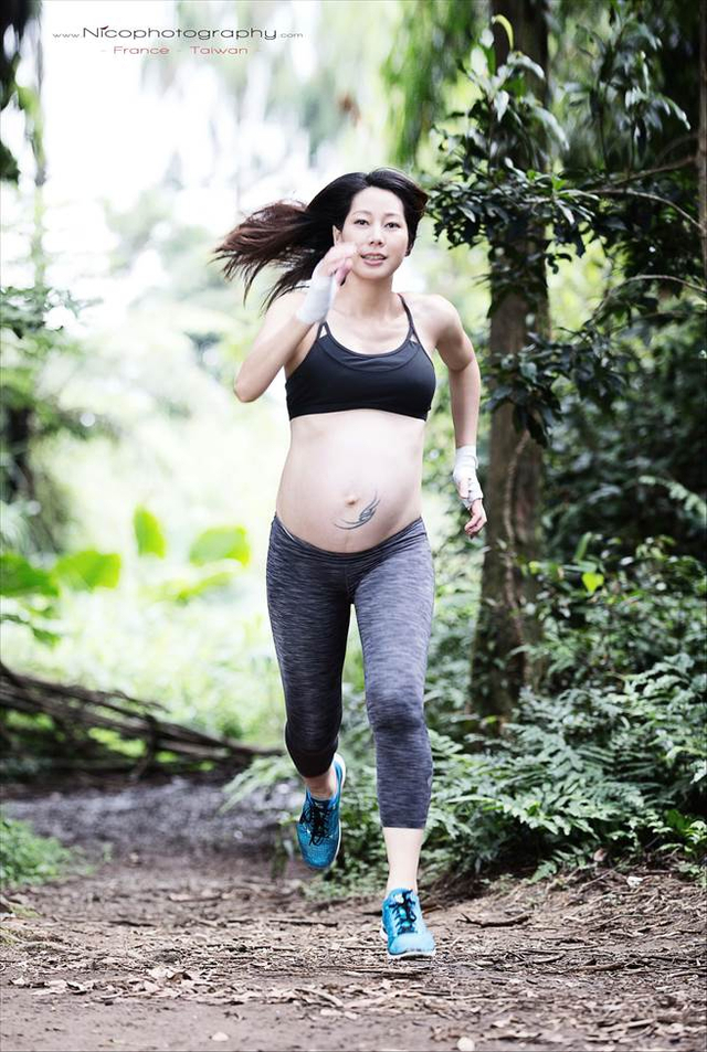 组图：47岁台湾女星丁宁高龄怀三胎 挺巨大孕肚奔跑