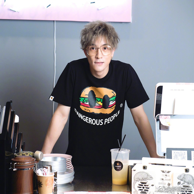 组图：薛之谦再发文风波 称遭李雨桐出轨背叛全家勒索