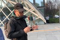 黄海波被封杀后乘地铁接儿子放学 佩戴口罩全副武装