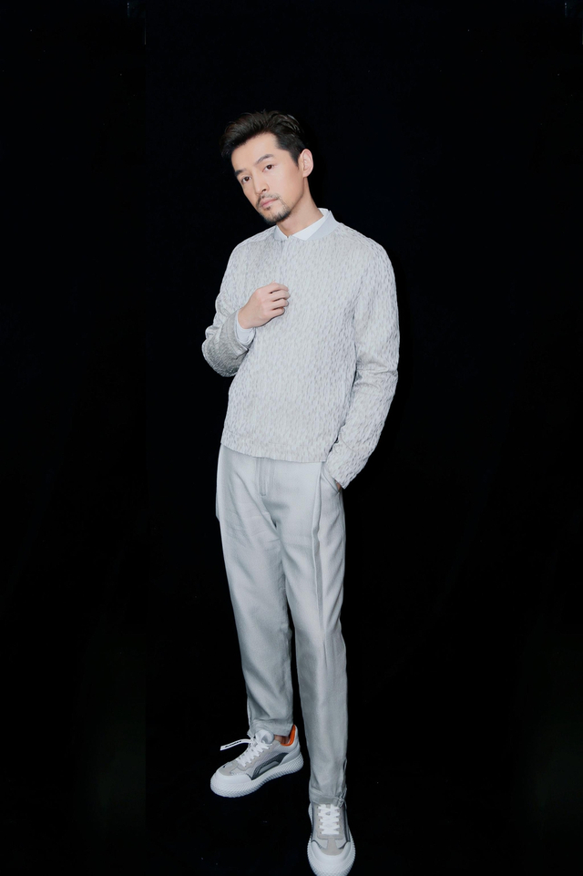 胡歌身穿休闲装胡子造型亮相 尽显成熟稳重气质_新浪图片