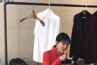 曝刘涛录制北京卫视春晚 手捧饭盒十分接地气
