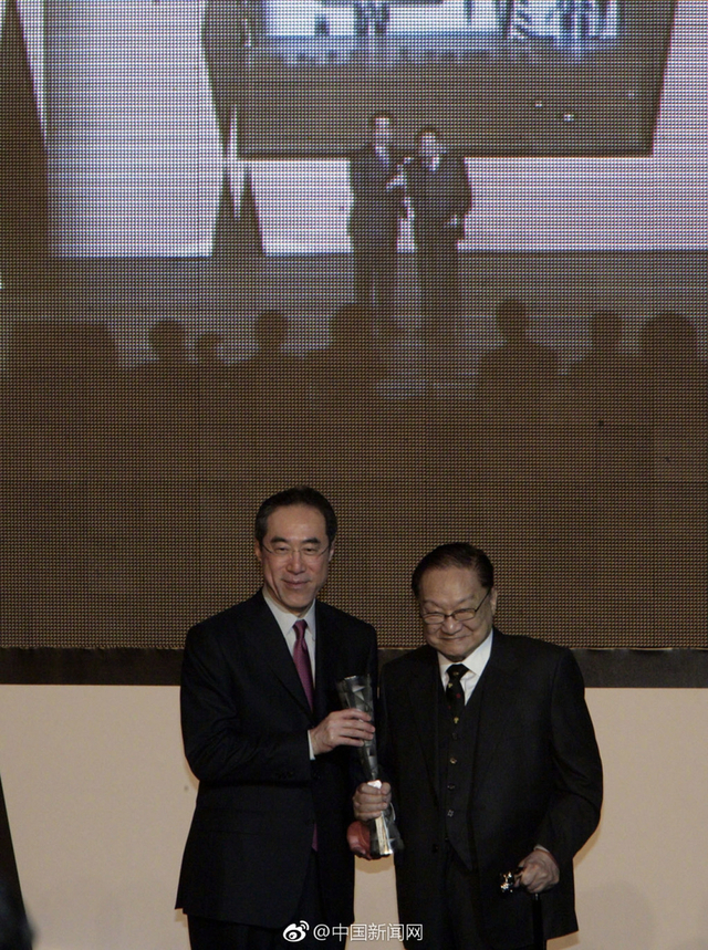 组图：金庸逝世享年94岁 音容笑貌犹在眼前