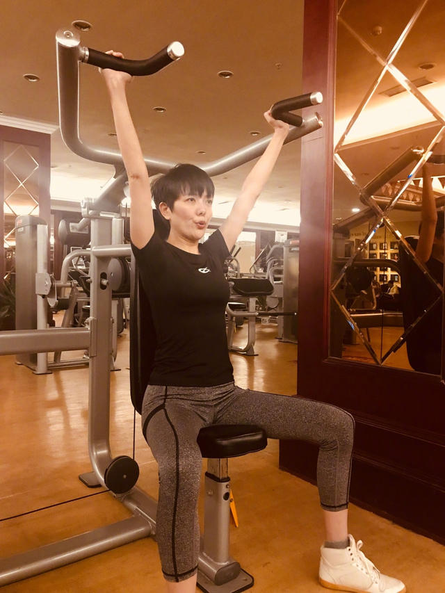 杨乐乐身材凹凸有致长腿抢镜