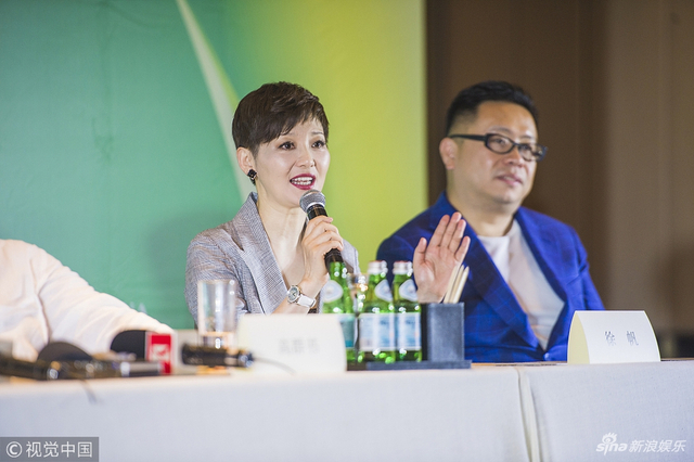 徐帆西装短发,气质绝佳.