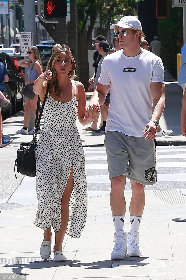 汪可盈与新男友搂抱激吻撒狗粮