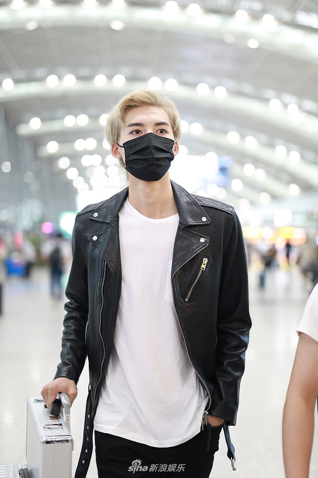 邓超元染黄发穿皮衣酷帅似霸总 单手插兜悠闲漫步自带气场