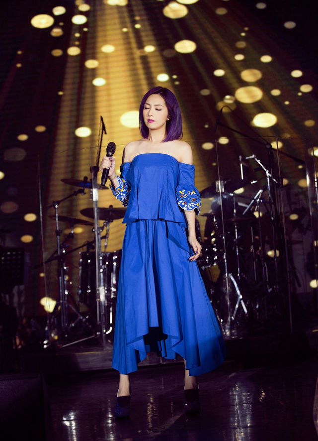 杨千嬅登台