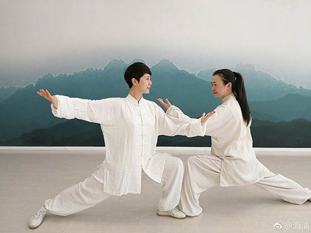 海清变身功夫达人着白色练功服尽显道骨仙风 