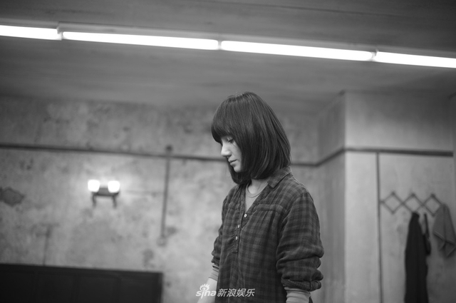 组图:《我的前半生》袁泉一身利落职业装干练短发 演绎霸道职场精英女