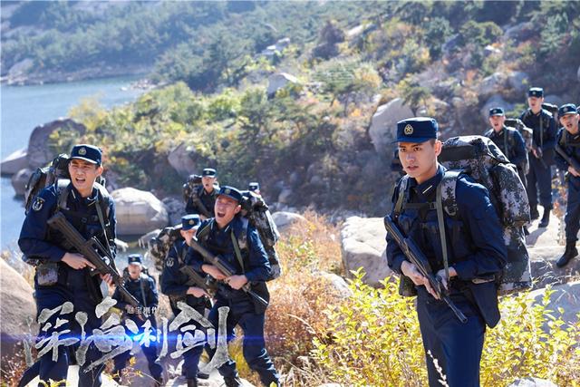 《深海利剑》近日"无悔青春"版剧照,充分展现了新一代90后潜艇兵少年