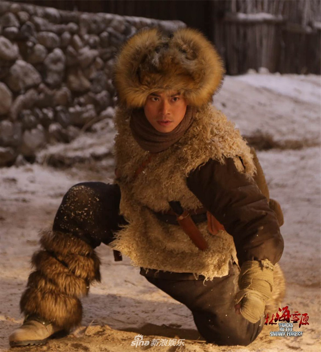 组图：曹骏《林海雪原》化身栾超家 上演绝技飞檐走壁